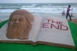 印度某沙灘上有藝術家用沙雕表達拉登已死的消息。（圖：路透社） <br/>
