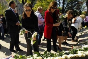 九一一事件中的麻州死難者家屬今日在波士頓公園的紀念碑獻上白玫瑰。（圖：路透社） <br/>