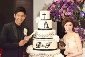 陳建州與范瑋琪一起切帶十字架的蛋糕。 <br/>