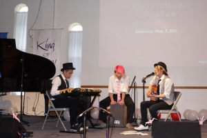 三位日裔音樂青年才子在音樂會上表演，感謝大家對日本的愛心。（圖：本報記者） <br/>