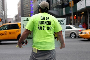 加州的「環球家庭電台」（Family Radio Worldwide）的義工在紐約時代廣場宣傳2011年5月21日是末日審判。（圖：路透社） <br/>