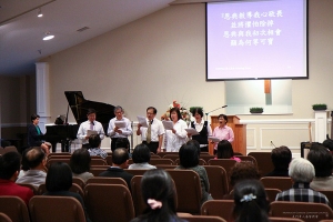 20日晚上佈道會上，新澤西美門教會詩班獻唱。 （圖：新澤西美門教會） <br/>