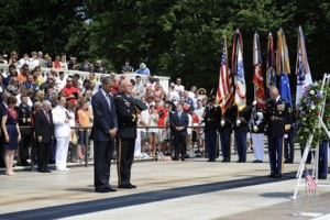 5月30日國殤節，在弗吉尼亞州阿靈頓公墓的無名烈士墓前獻上的花圈後，奧巴馬（左）和美國華盛頓軍區司令卡爾霍斯特（右）默哀片刻。 <br/>