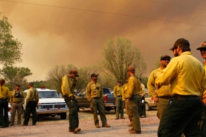 亞利桑那州東部山林大火已持續12天，300公里外的新墨西哥州Luna市也見火勢來勢洶洶，消防員正在現場戒備等候指令。（圖：路透社） <br/>