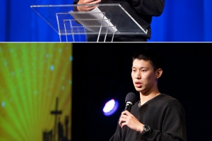 首位NBA美籍華裔球員林書豪（Jeremy Lin）獲生命河靈糧堂英文青年牧區的邀請，在上週五（10日）晚上到教會向幾百位青少年分享見證。（下）在觀眾要求下，Jeremy展示了手臂上的一個暫時的刺青水印。（圖：基督日報/ Hudson Tsuei） <br/>