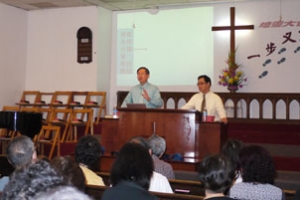 陳世協院長在中宣會主領專題講座，推動信徒參與發展教會的關懷工作。（圖：本報記者） <br/>