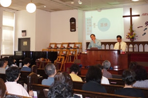 新加坡神學院陳世協院長日前在紐約中宣會主領關懷事工專題講座。（圖：本報記者） <br/>