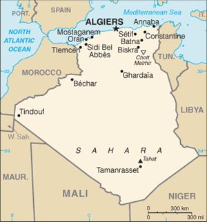 阿爾及利亞以伊斯蘭教為國教，2009年人口是3,540萬人，大多數是阿拉伯人。 <br/>