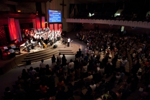 7月16日（週六）晚在聖荷西Church on the Hill舉行的「生命的樂章」2011佈道會，數百位來自南灣眾教會的弟兄姊妹前來捧場。（圖：基督日報/ Hudson Tsuei） <br/>