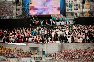 香港的敬拜讚美會每場約有8000人參加。（圖：讚美之泉） <br/>