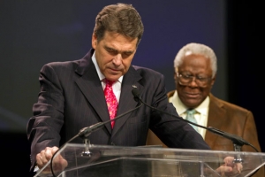 The Response禁食禱告日發起人之一德州州長瑞克.佩里（Rick Perry）帶領群眾禱告。（圖：路透社） <br/>