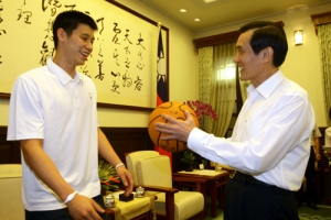 林書豪送上親筆簽名籃球給總統馬英九，同是哈佛校友的兩人談起求學點滴。（圖：中央社） <br/>