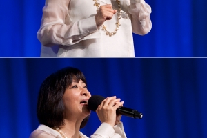 17日，80年代的香港知名歌星蔣麗萍與美國影音使團配搭在矽谷生命河靈糧堂進行音樂佈道。會後，她為每位購買她的福音詩歌CD的朋友親筆簽名（圖：基督日報/Hudson Tsuei） <br/>