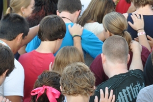 今年是「旗杆前見」禱告運動(See You At The Pole)的廿一周年紀念，28日早上全美各地的校園約有超過3千3百名學生響應。（圖：SYATP） <br/>