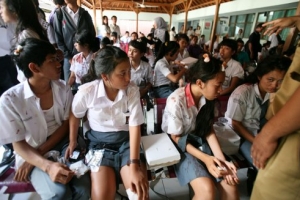 印尼旅遊勝地峇里島(Bali)外海3日早上發生6.0級地震，十二名學生及三名老師在一家高中內，被塌下的天花擊傷。（圖：美聯社） <br/>