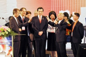 台灣第十一屆國家祈禱會上，在場的眾牧長按手在台灣總統馬英九身上祝福禱告。（圖：中央通訊社） <br/>