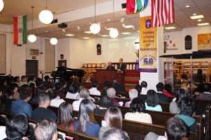 香港名牧、逾萬人會眾的中國播道會恩福堂主任蘇穎智牧師日前在紐約中宣會主領宣道年會上，分享自己教會傳福音的經驗。（圖：本報記者） <br/>