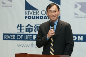 11月6日，生命河基金會一年一度的募款晚會上，王光生會長向來賓精簡地報告了基金會在成立五年來所推動的社區服務及全球慈善行動。（圖：基督日報/ Hudson Tsuei） <br/>