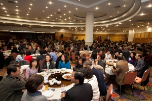 生命河基金會2011年募款晚會的反應比去年踴躍，增加了10席，約550位善長赴會表示對基金會慈善工作的支持。（圖：基督日報/ Hudson Tsuei） <br/>