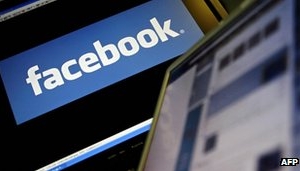 全球最大的社交網絡臉書（Facebook）近兩三天接獲大量用戶投訴，指在臉書上收到露骨色情和血腥暴力的圖片。（圖：法新社） <br/>