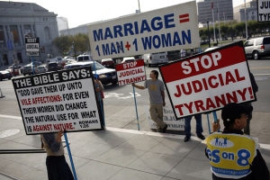 位於三藩市的加州聯邦法院外，八號提案的支持者在示威。（圖：路透社） <br/>