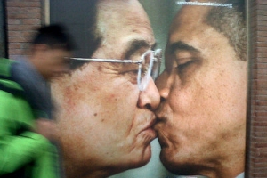 美國總統奧巴馬與中國國家主席胡錦濤亦「被和諧」，照片中互吻配合反仇恨訊息。(圖：互聯網) <br/>