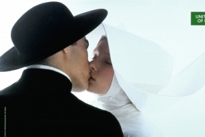 Benetton並非第一次「踩界」。1991年推出一幅教士與修女接吻的圖片亦引掀起廣告風波。(圖：互聯網) <br/>