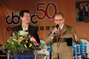 台灣CBMC理事長陳偉望為國際新任總幹事Jim Firnstahl擔任即席翻譯。（圖：CBMC） <br/>