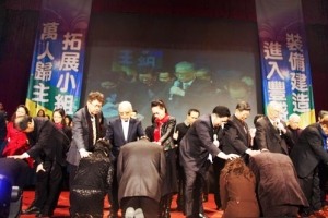台北佳音教會12月12日於台北科技大學舉行首場豐盛特會，眾教會牧者為佳音教會新任牧師和長老按立。（圖：今日基督教報） <br/>