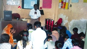 印度新德里為貧民窟居民開設的識字班。(圖：施達基金) <br/>