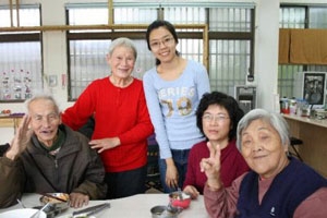 吳林梅香(左二)盼望用自己「多出來」的生命陪伴更多長輩。（圖：台灣PeoPo公民新聞） <br/>