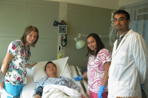 李智非弟兄與幫助他進行器官移植手術的醫護人員團隊合照。（圖：李智非弟兄提供） <br/>