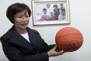 林書豪遠在台灣的表姑、台灣立委鄭汝芬近日捐出林書豪的簽名籃球義賣，結果標出了30萬300元台幣。（圖：台灣好新聞） <br/>