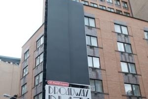 可口可樂的子公司之前在紐約曼克頓百老匯大道廣場酒店牆外發佈的半裸女廣告，經當地一位牧師投訴後已經消失。（圖：New York Post） <br/>