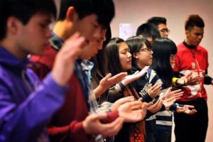澳門的校園上月25日已正式啟動了禱告網絡，青年信徒在異象禱告會上火熱禱告。(圖：www.facebook.com/campusonfireamen) <br/>