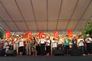 新北市眾教會牧長帶領2,500人宣讀愛家立約卡宣示。（圖：台灣世界展望會） <br/>