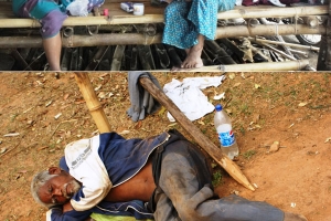 在中緬邊境難民營裡，各種傳染病肆虐營中，體抗力較差的老人、小孩臥病在床苦無藥物可醫。（圖：少數民族宣教中心） <br/>