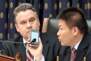 在美國對華援助協會負責人傅希秋牧師（右）的手機連線下，中國維權律師陳光誠得以與美國國會人員直接對話。（圖：美國之音） <br/>