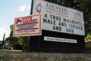 北卡州威明頓Devon Park 聯合衛理公會教會外高舉了一男一女婚姻的標語，反對北卡州修憲更改傳統婚姻定義。（圖：美聯社） <br/>