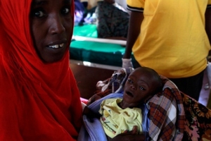 搶救東非極度營養不良的嬰兒。（圖：路透社） <br/>