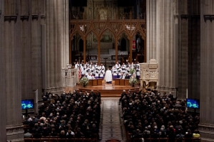 5月16日，數千位知名基督教領袖、政界人士聚集在華盛頓國家大教堂出席福音派領袖、「監獄事工」創始人查克‧寇爾森（Chuck Colson）的追思禮拜。（圖：Washington National Cathedral / Donovan Marks） <br/>
