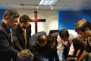 5月26日，北京錫安教會宣教士差派禮上，近十多位牧者為宣教士家庭共同按手。 （圖：基督時報） <br/>