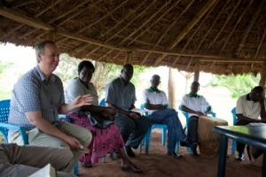 撒瑪利亞基金會的執行董事Simon Barrington探訪烏干達，與醫護人員一起商討。（圖：撒瑪利亞基金會） <br/>