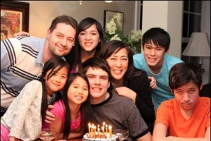 全家人（後排左起：傑夫、恬思、文瑜、可思；前排左起：夏欣、春欣、尼克、可將） <br/>