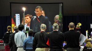 來自南卡州教區的David Thurlow牧師7月10日在印第安納波里的美國聖公會代表大會上反駁祝福同性結合的儀式。（圖：ENS/Mary Frances Schjonberg） <br/>