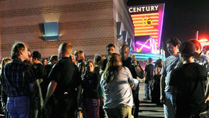 科羅拉多州奧羅拉市某戲院深夜發生駭人槍擊案，一名男子在向戲院內的觀眾亂槍掃射，直到目前為止造成至少12人死亡，現場一片混亂。（圖：美國廣播電視公司） <br/>