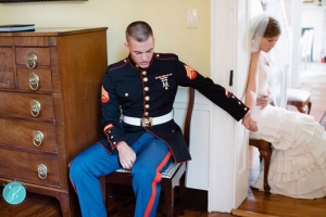 這張大兵與新娘婚禮前的隔牆牽手祈禱照片在互聯網持續走紅。（圖：K.D. Burke） <br/>