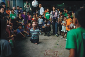 力克上週探訪柬埔寨的孤兒院，引來小朋友的好奇目光。（圖：沒有四肢的生命官網） <br/>