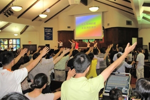泥土音樂上週末在洛杉磯神州宣教教會帶領音樂佈道，提升大家敬拜讚美的熱情。（圖：泥土音樂） <br/>