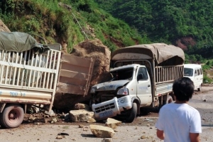雲南省昭通市彜良縣附近9月7日早上發生5.7級地震，有車子被峽谷地帶的滾石壓毀。（圖：美聯社） <br/>